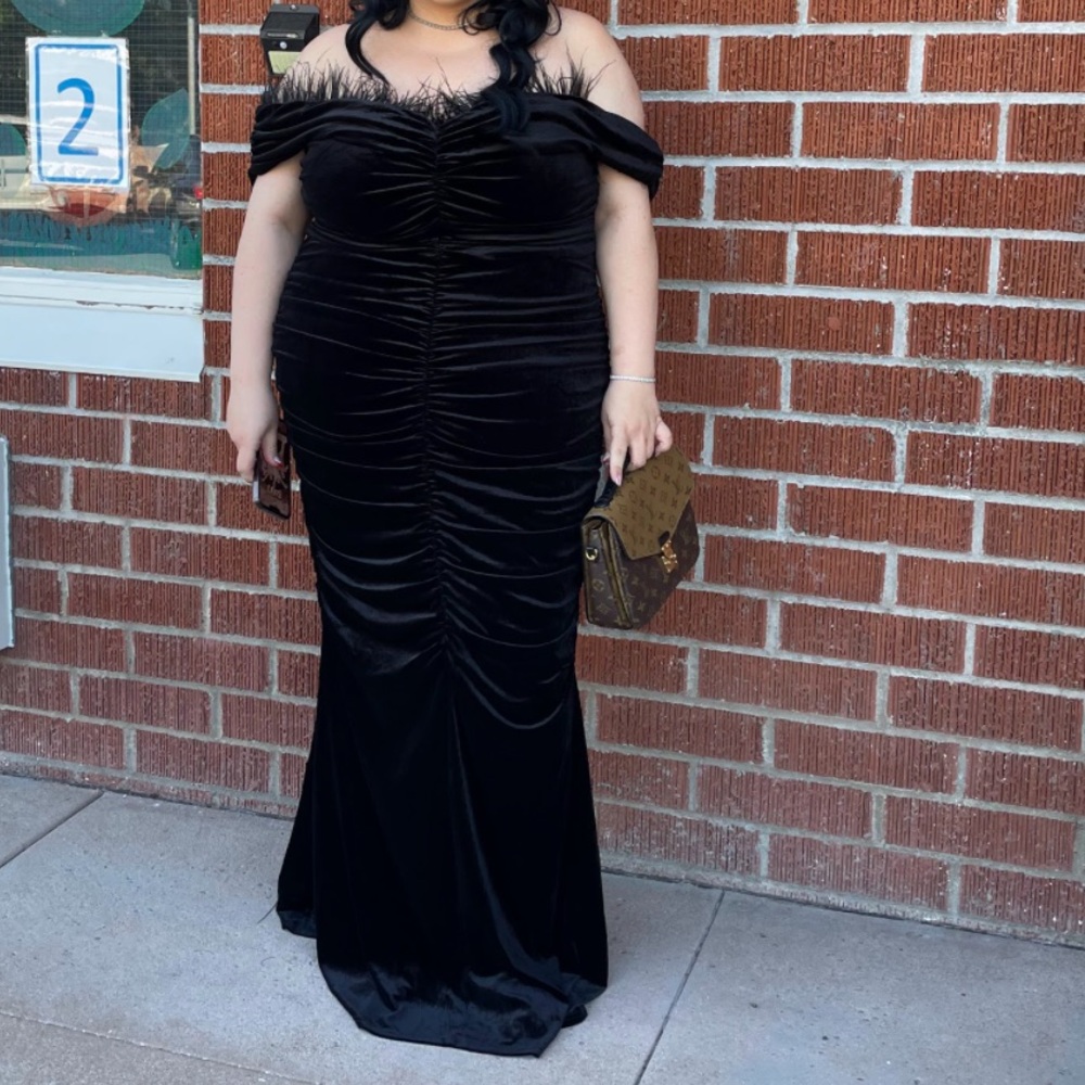 Velevet Maxi Evening gown with feathers 🪶